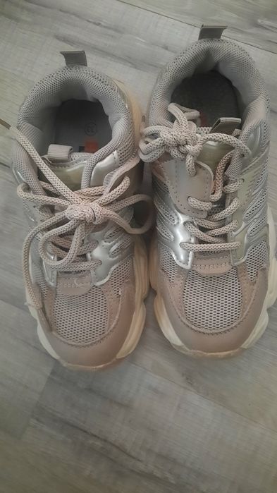 Кросівки дитячі в гарному стані