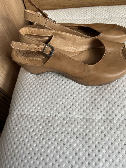 Letnie sandalki na koturnie jak nowe skorzane