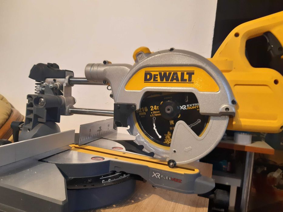DeWALT DCS777 Ukośnica akumulatorowa 54 V