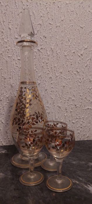 Licoreiro antigo com três copos em vidro e pintado a ouro