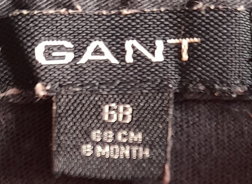 Sweat Gant azul marinho, detalhes a vermelho. Tamanho 6 meses