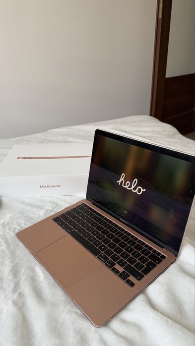 MacBook Air 13” 2020 | 256 GB SSD | 8 GB RAM | Rose Gold | Zestaw