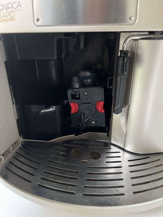 Кавова машина Delonghi Magnifica