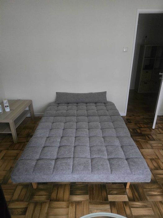 Sofá-Cama Moderno Cinzento com Pés em Madeira (Excelente Estado)