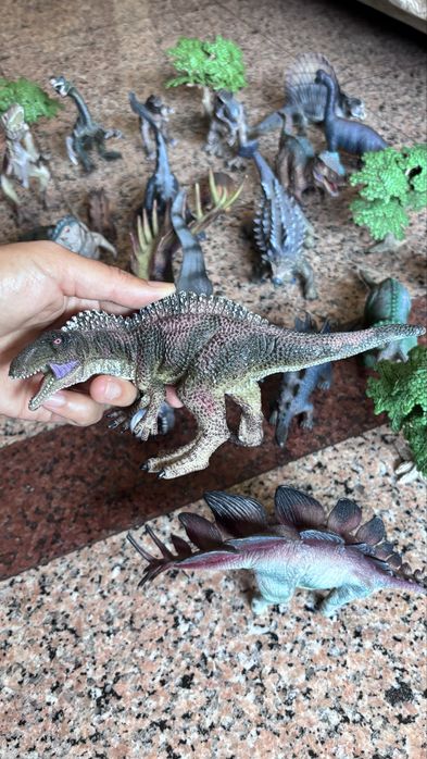 Conjunto de 19 dinossauros e 5 arvores