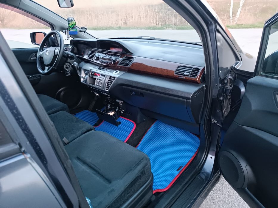 Продам Honda FR-V . Год 2005. 6 мест