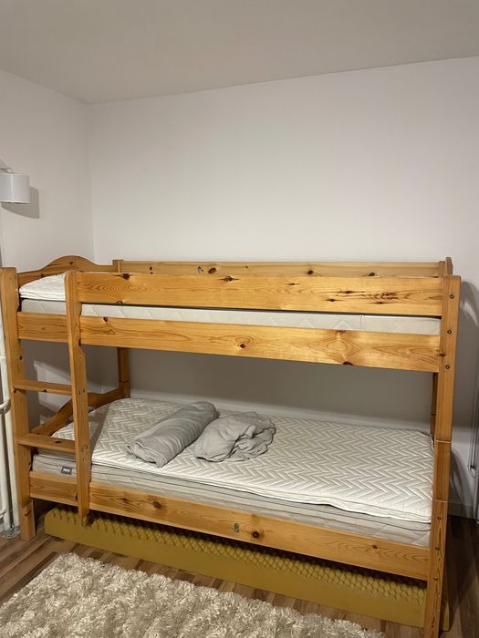 Drewniane łóżko piętrowe