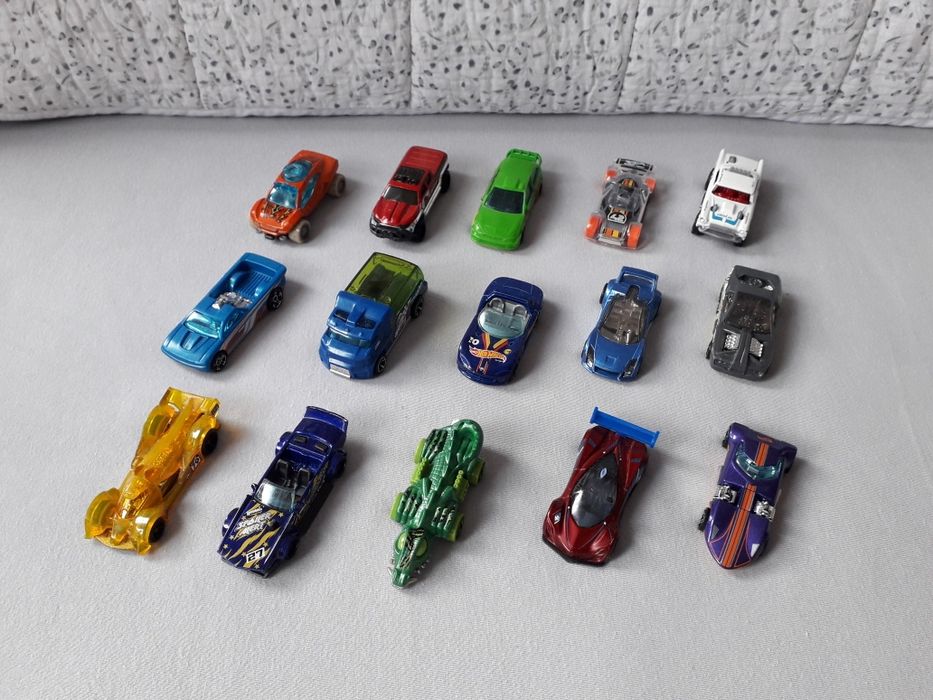 Samochodziki Hot Wheels 15 aut
