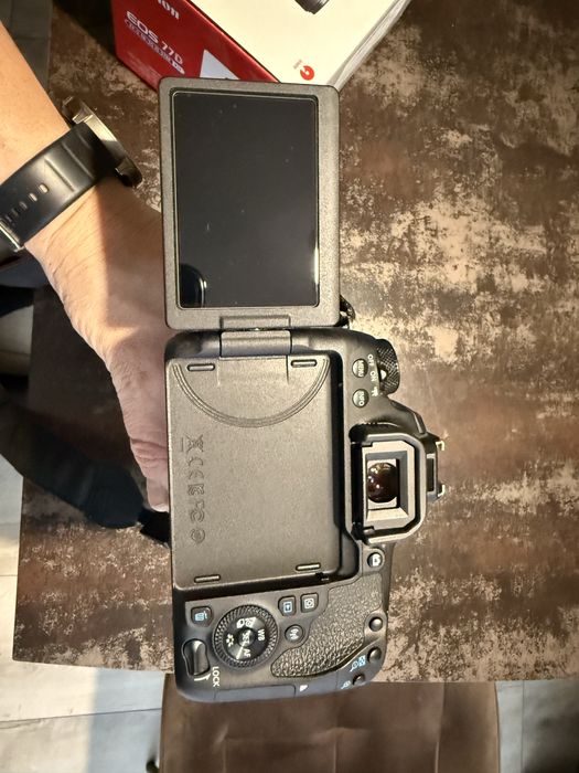 Canon EOS 77d kit is (18-55)