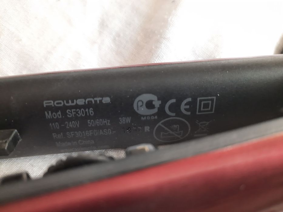 Випрямлене для волосся Rowenta