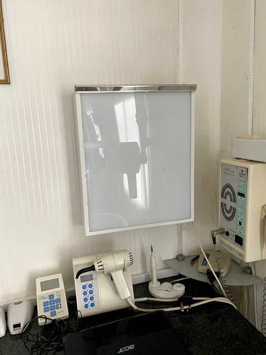 Vendo dois negatoscópios como novos.