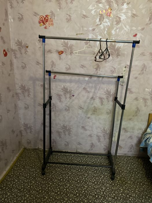 Вешалка для вещей на колёсах