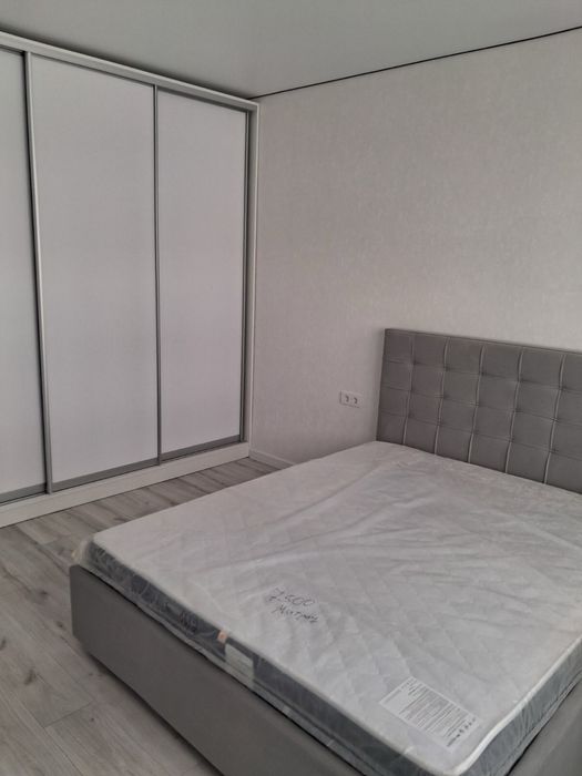 Продам 1.5к квартиру на 2му поверсі в новобудові з ремонтом. Озерна.