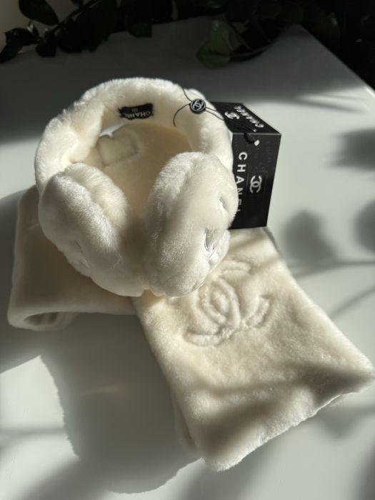 Piekny biały szal Chanel