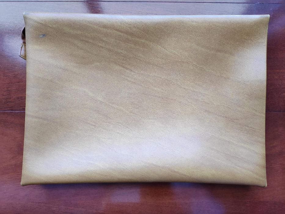 Pasta em pele da marca AMBAR