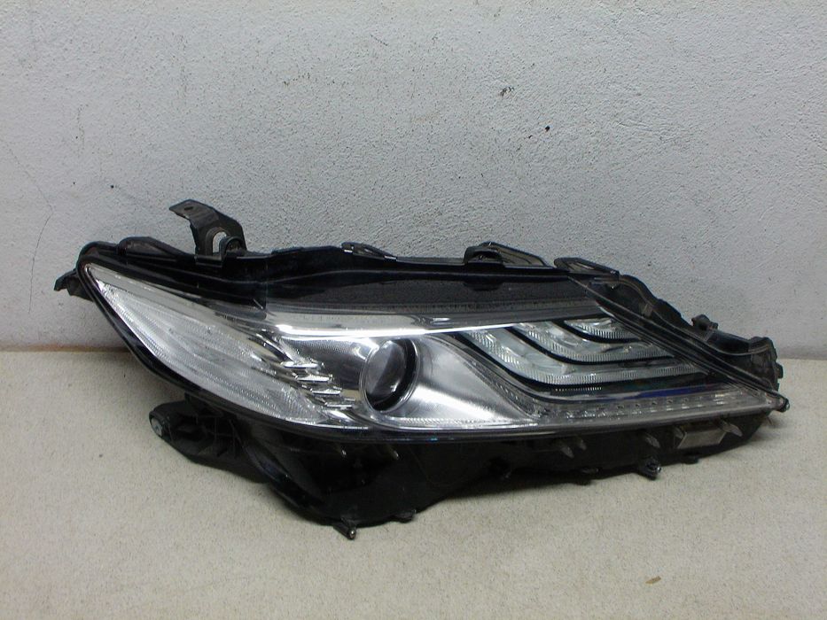 Toyota camry VIII 17- lampa przód prawa full led europa