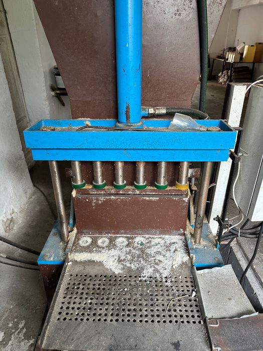 Prasa do produkcji wkładów zniczy