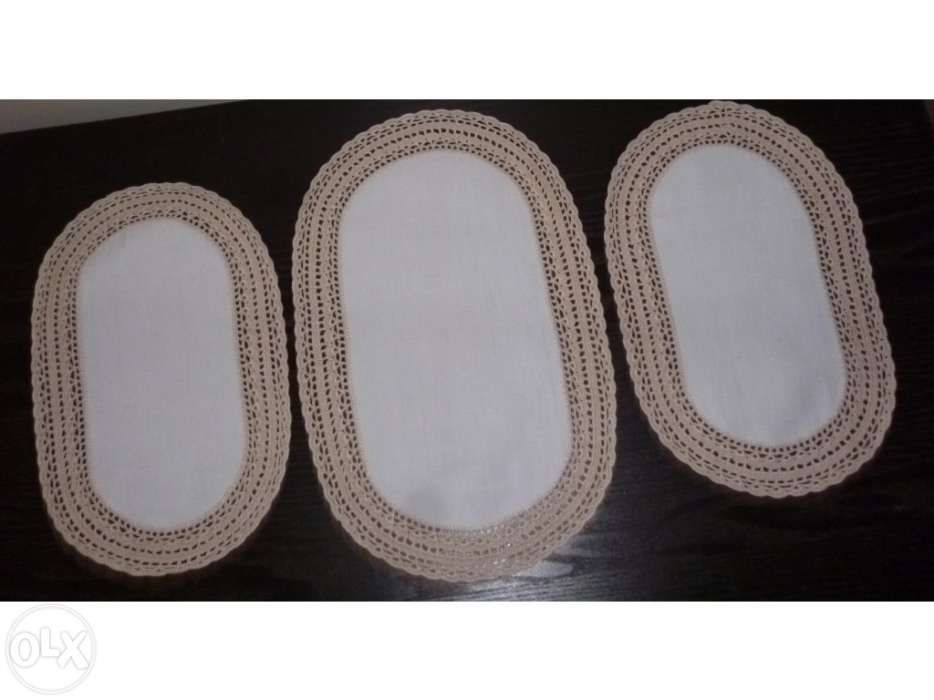 Naperons em linho caseiro e croché feitos à mão