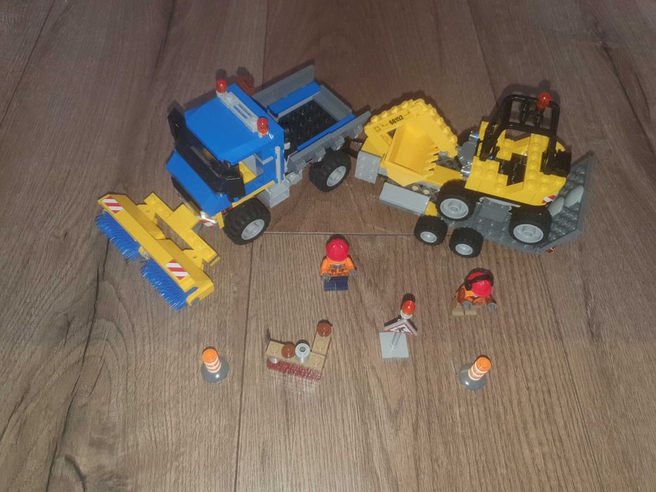 60152 Zamiatacz ulic i koparka
LEGO® City