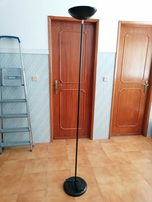 Candeeiro de pé alto preto