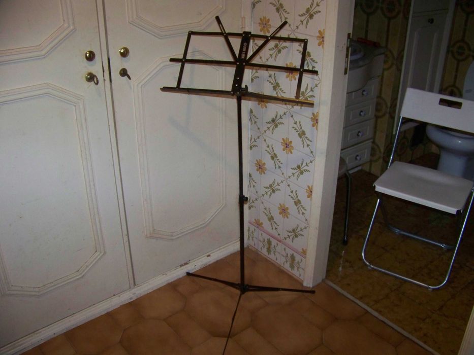 suporte em tripé articulado para pautas de música