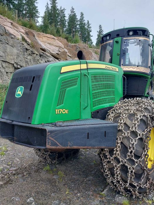 Harvester John Deere 1170E H414 bardzo ladny testy w lesie kombajn lesny maszyna do scinki scinkowa