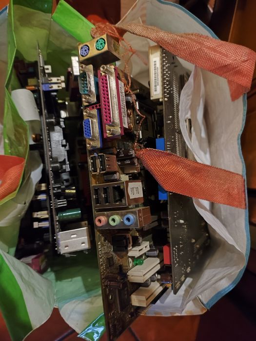 Sucata de Motherboards, baterias, cabos, alumínio, dvd-rw, etc.
