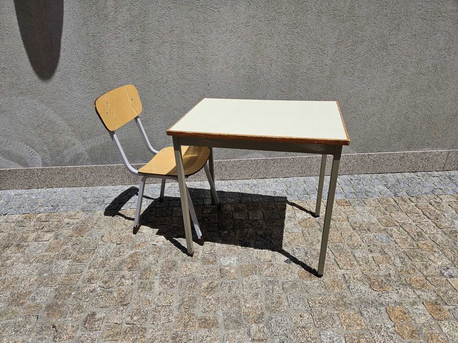 Mesas e cadeiras individuais de estudo