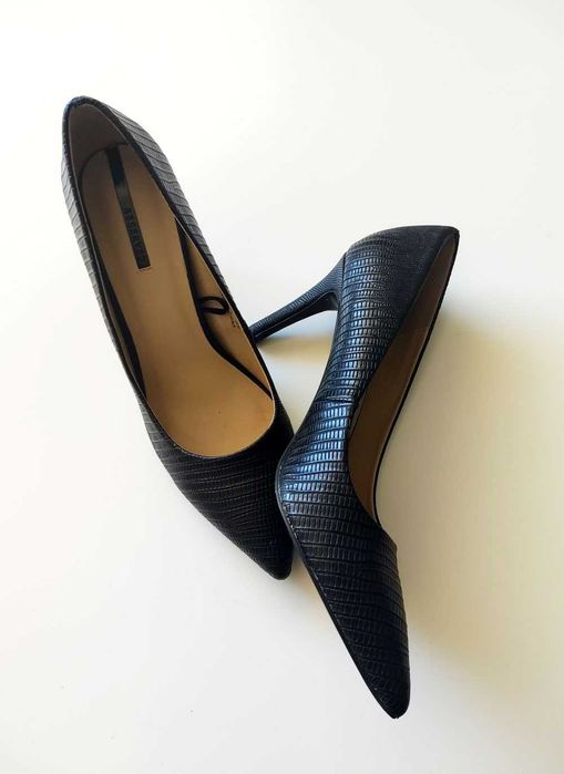 Eleganckie czarne szpilki strukturalny wzór wąż czubek