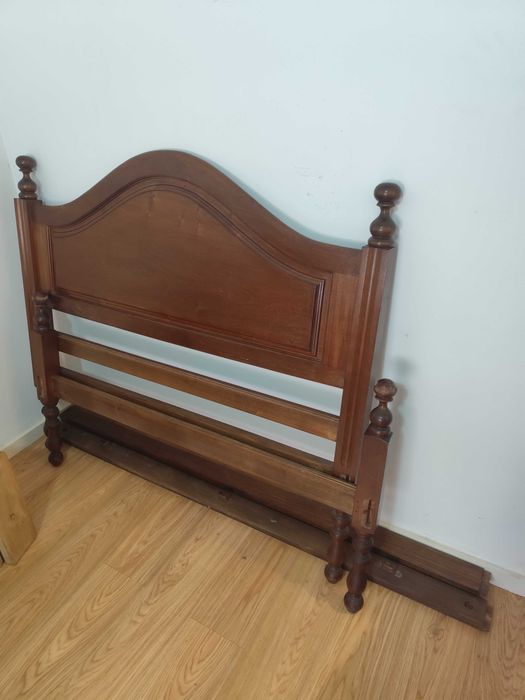 Cama de madeira estilo antigo