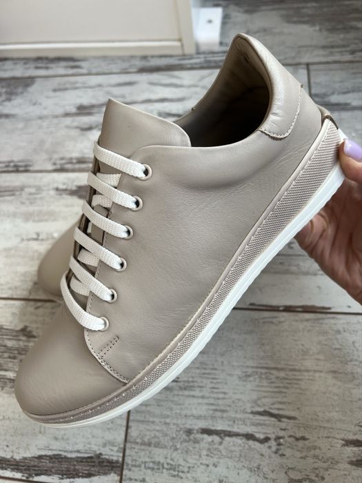 Жіночі шкіряні кросівки бежеві