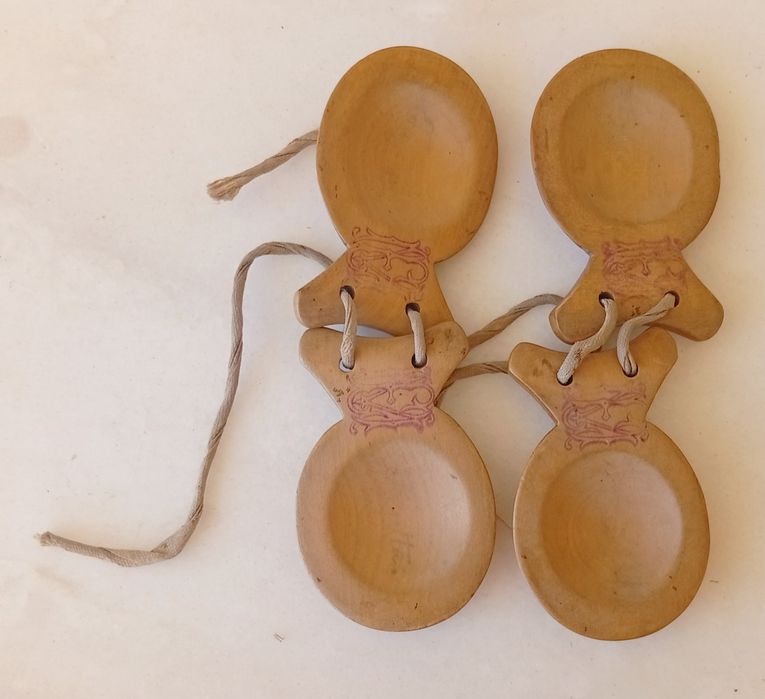 Conjunto de castanholas em madeira
