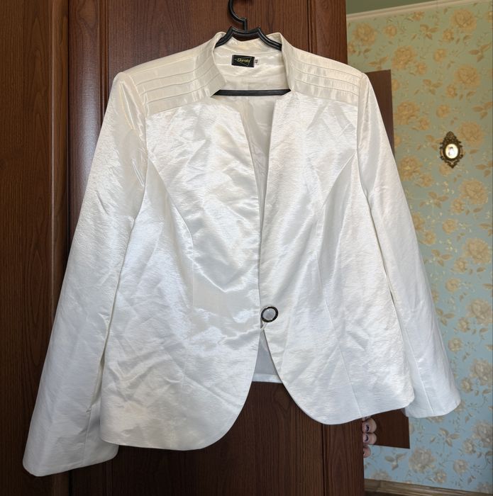 Піджак атласний.