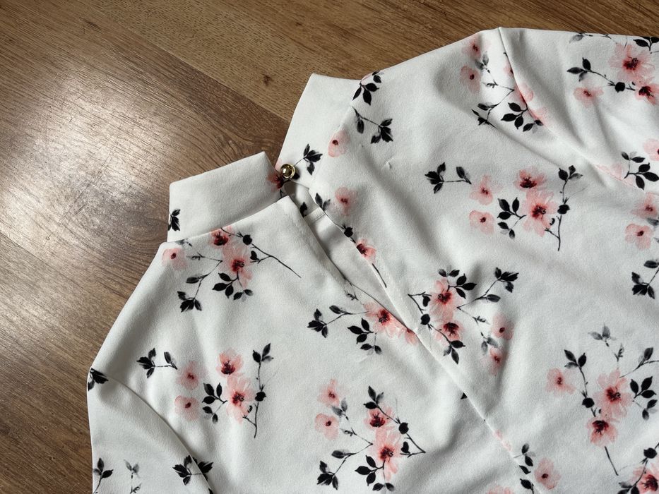 Elegancka bluzka na długi rękaw w kwiaty 40 L