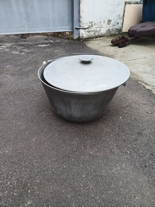 Казани,баняки(чугун),утятница,кастрюли,бидони.