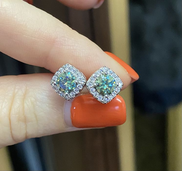 Срібні сережки з діамантами муасанітами колір синьо -зелений муассанит