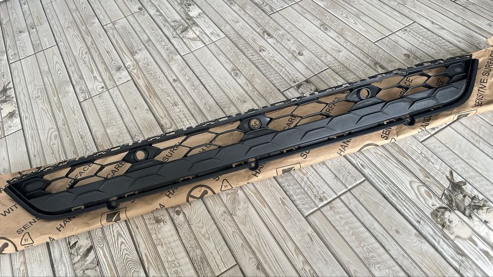 Volkswagen Tiguan  2017-2019 решітка переднього бампера