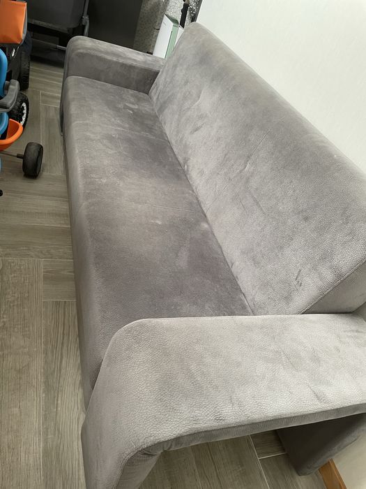 Sofá com Chaise Longue + Puff — 300 €