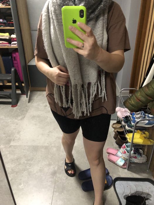 Cieniowany gruby szal z frędzlami.