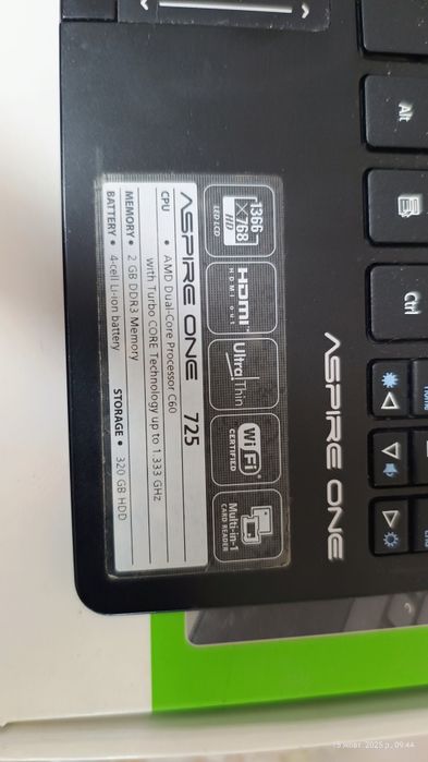 Нетбук Acer Aspire one 725