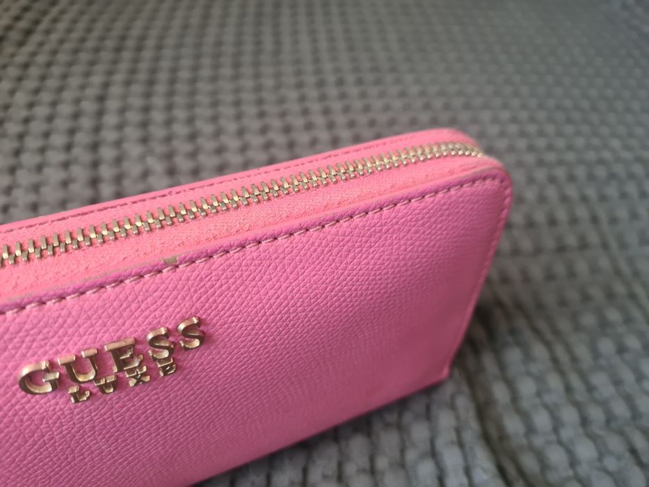 Carteira Guess rosa em pele