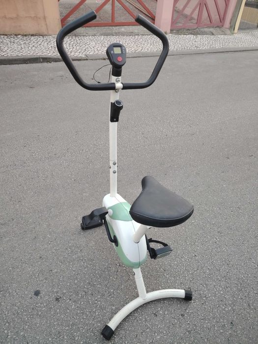 Bicicleta treino bom estado. Para desocupar espaço