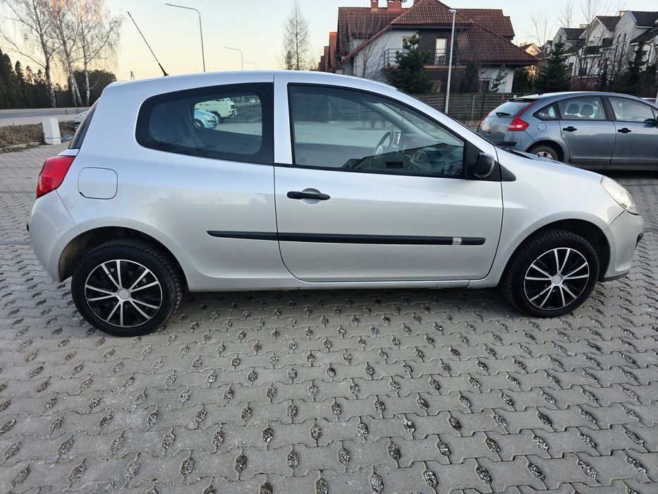 Klimatyzacja, dwa komplety kół, grzane fotele, niski przebieg