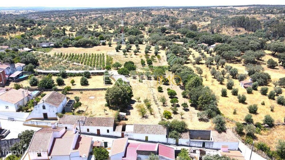 Prédio Urbano com espaço exterior - Aldeia da Mata - Crato