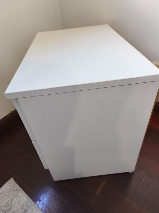 Mesa cabeceira branca