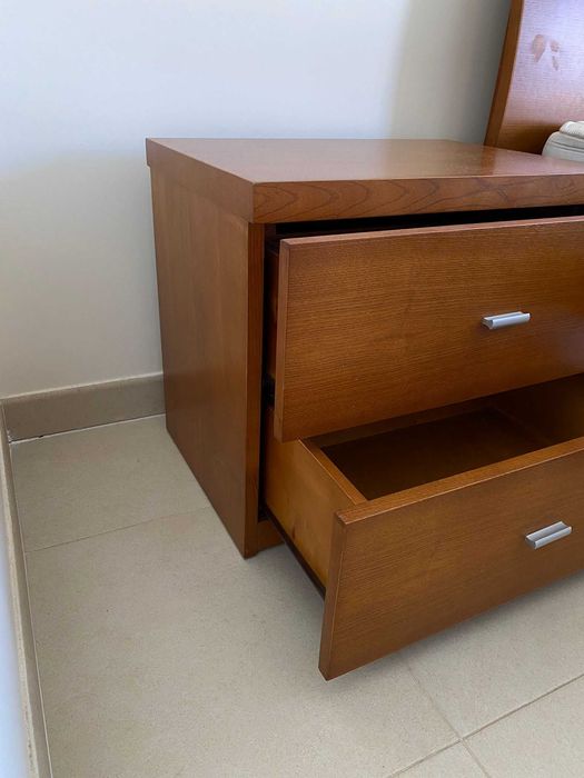 Cama de casal, colchão e mesas de cabeceira em madeira ótimo estado