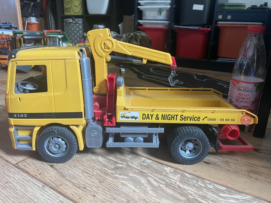 Ciężarówka bruder  To jest zabawkowa ciężarówka – konkretnie laweta z dźwigiem holownikiem mercedes