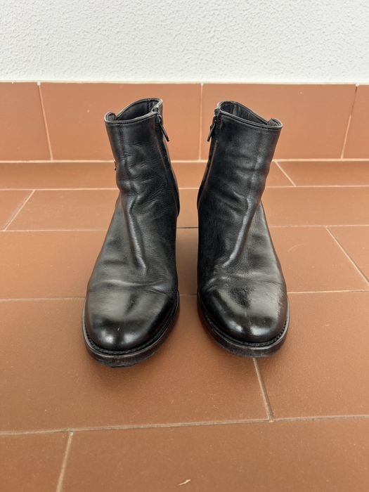 Botas pretas de pele com sola de borracha tam. 38