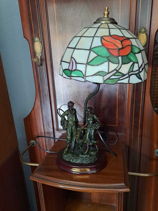 Móveis e loiça antigos