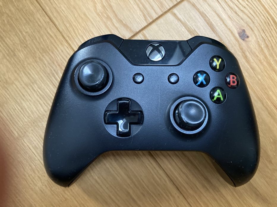 XBOX ONE 1TB - gry, 2 pady, pudełko, Kinect gratis